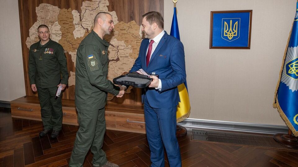 Монастырский (справа) вручил наградное оружие офицерам Нацгвардии
