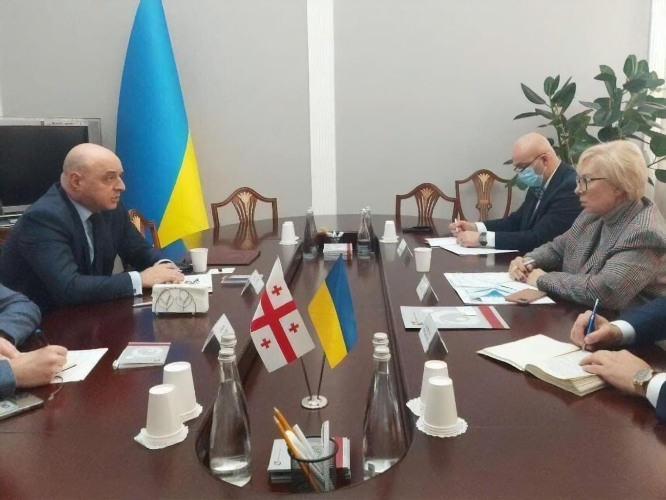 Денісова (праворуч) висловила занепокоєність щодо тривалого проходження українцями процедури прикордонного контролю під час в'їзду до Грузії