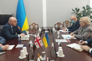 Денисова (справа) выразила обеспокоенность в отношении продолжительного прохождения украинцами процедуры погранконтроля при въезде в Грузию