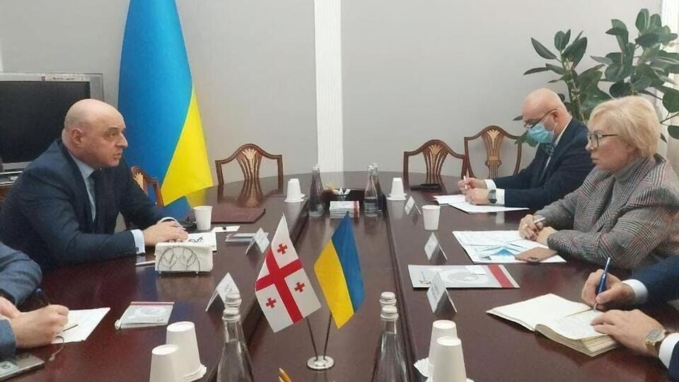 Денисова (справа) выразила обеспокоенность в отношении продолжительного прохождения украинцами процедуры погранконтроля при въезде в Грузию