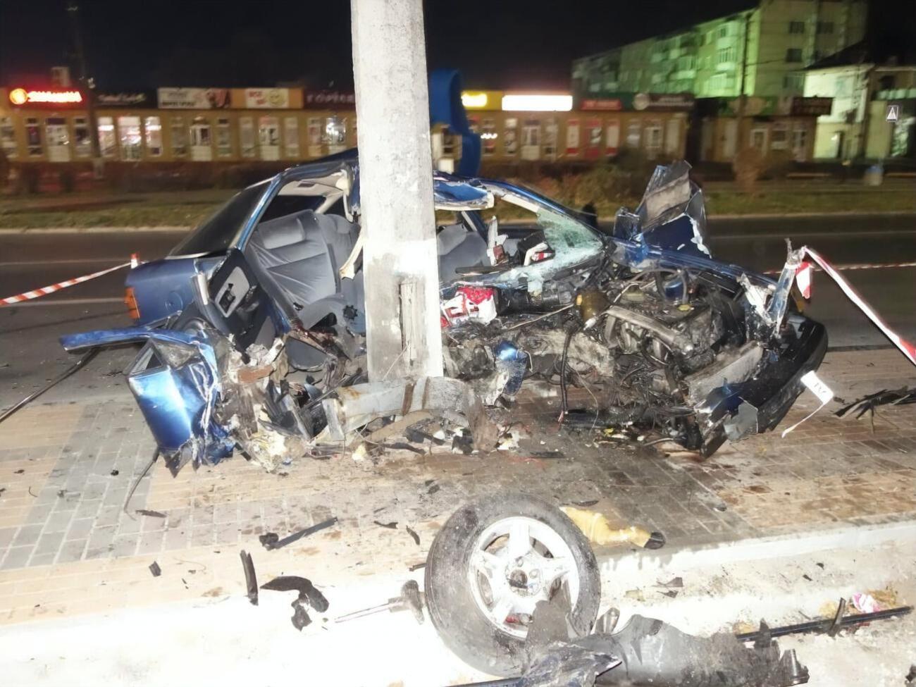 По данным следствия, водитель превысил скорость и врезался в бетонный столб