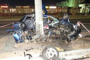 По данным следствия, водитель превысил скорость и врезался в бетонный столб