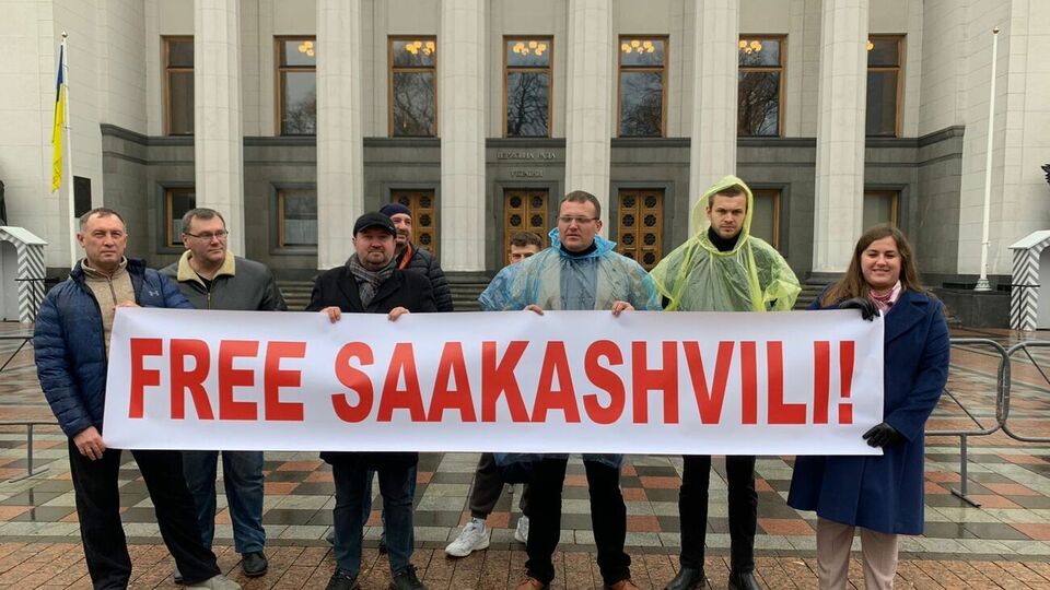 Свободы для Саакашвили участники акции требовали на нескольких языках