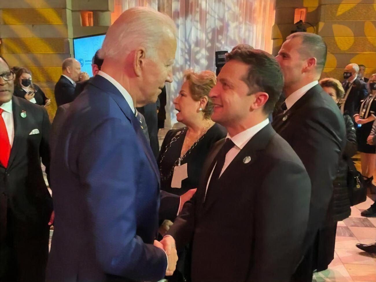 Зеленський та Байден у кулуарах конференції обговорили ситуацію з безпекою на Донбасі