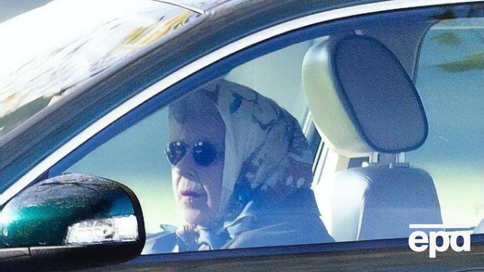 Єлизавета ІІ вперше за кілька тижнів з'явилася на публіці