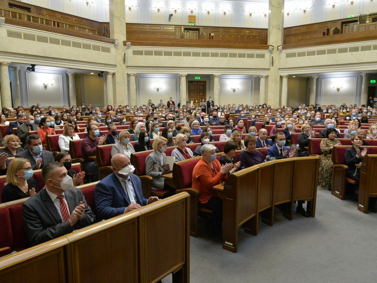"Слуга народа" лидирует в рейтинге партий