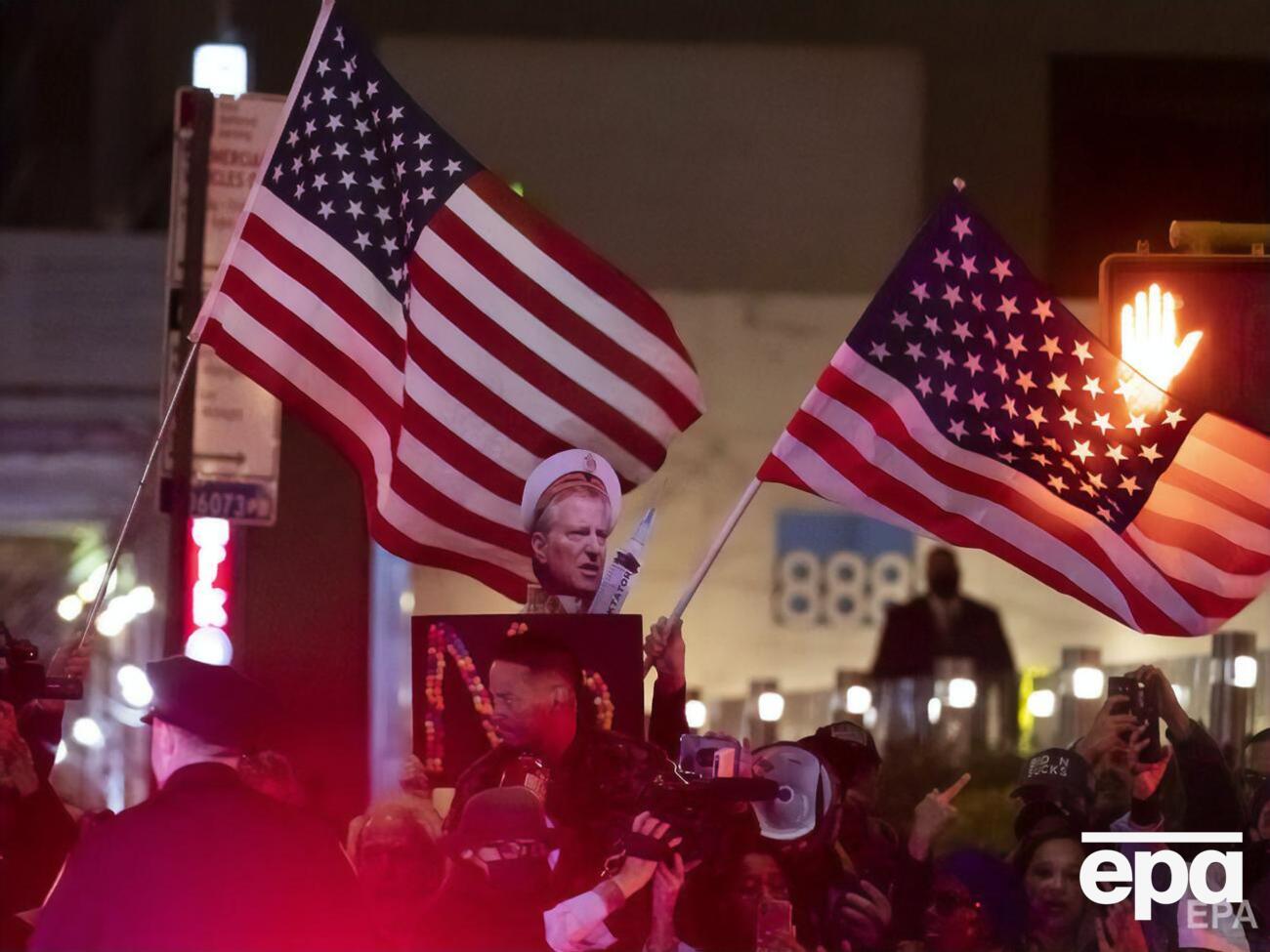 Большая часть городских служащих Нью-Йорка привились против коронавируса, но некоторые вышли на протесты против обязательной вакцинации