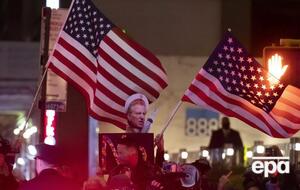 Большая часть городских служащих Нью-Йорка привились против коронавируса, но некоторые вышли на протесты против обязательной вакцинации