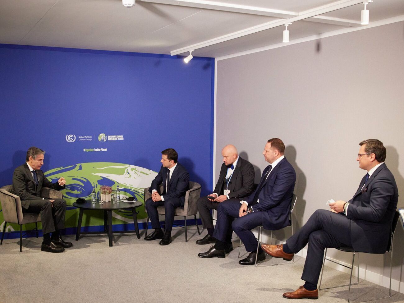 США і надалі непохитно підтримують територіальну цілісність України, зазначив Зеленський (другий ліворуч) після зустрічі з Блінкеном (ліворуч)