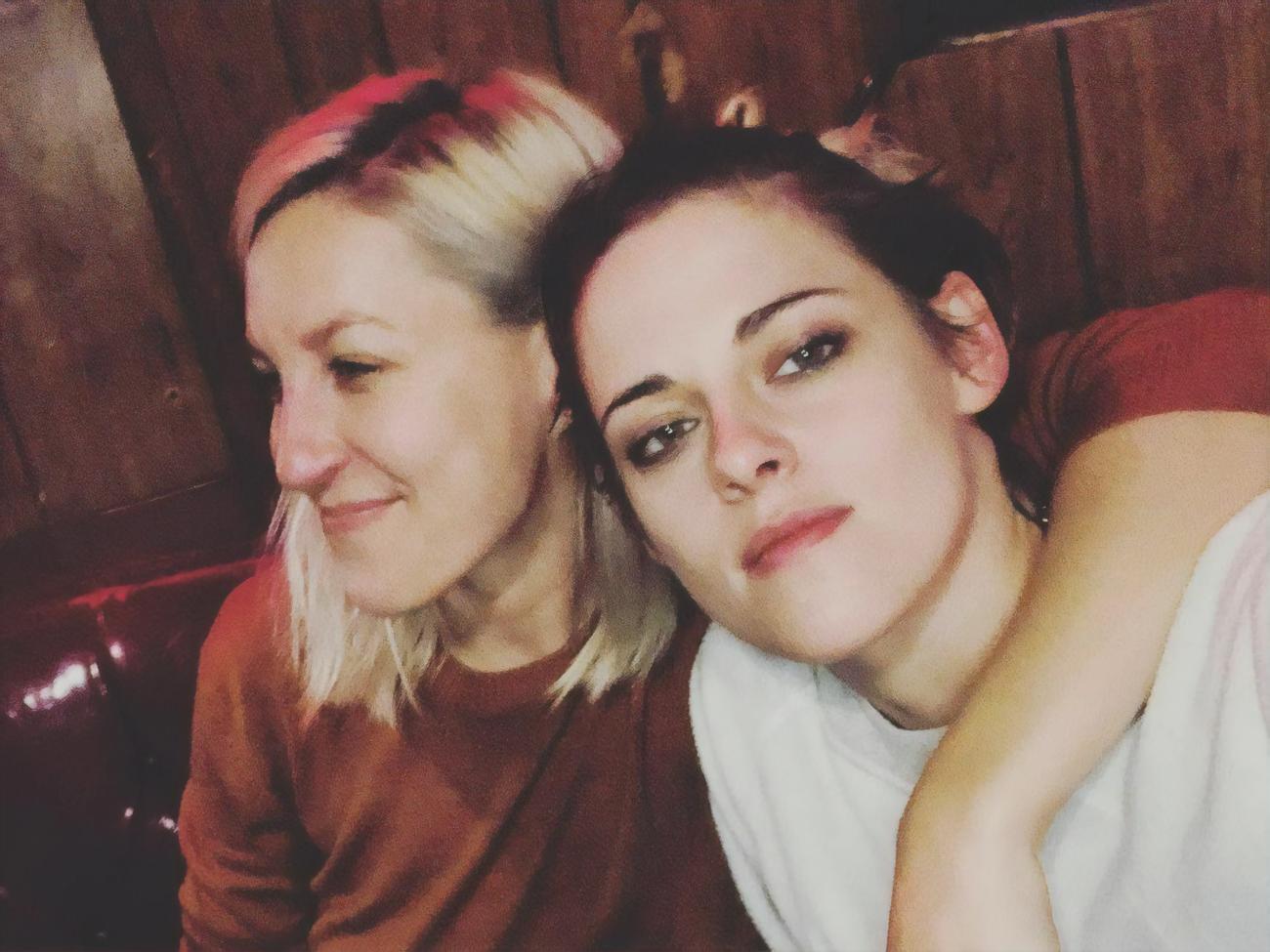 Стюарт (справа) и Мейер (слева) состоят в отношениях с 2019 года