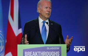 Байден просидів із заплющеними очима приблизно 20 секунд