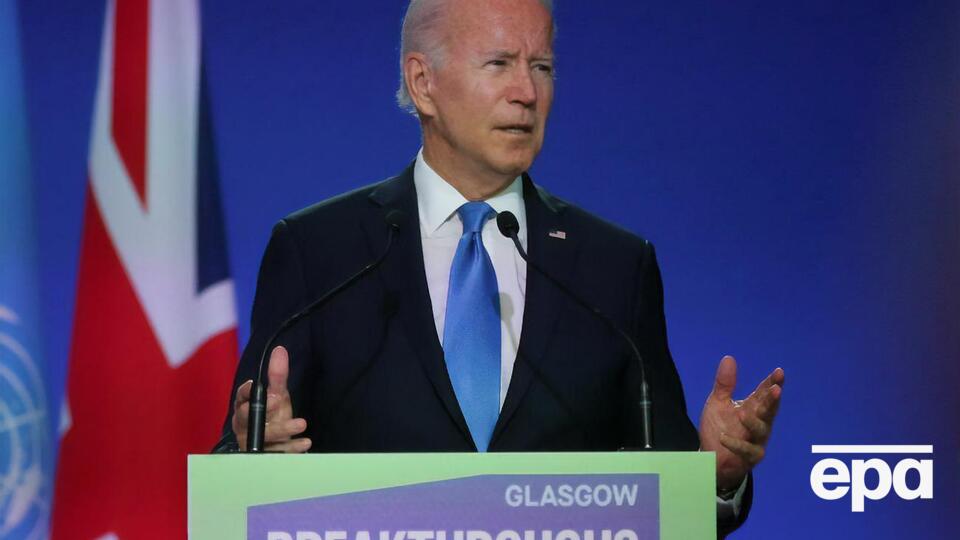 Байден просидів із заплющеними очима приблизно 20 секунд