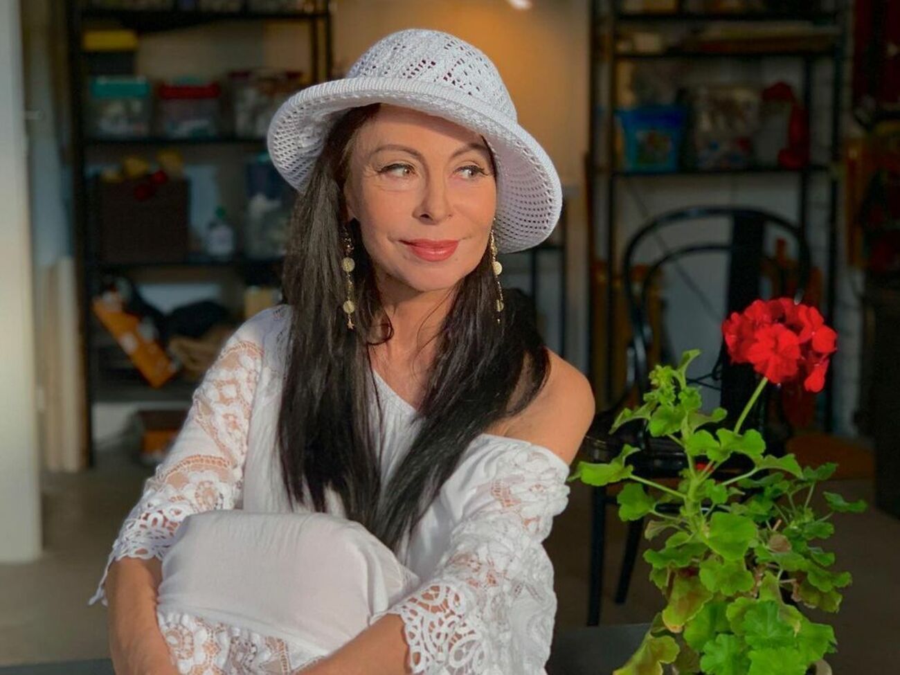 По данным СМИ, спасатели нашли Хлебникову без сознания у окна