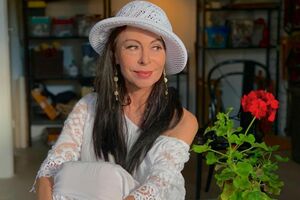 По данным СМИ, спасатели нашли Хлебникову без сознания у окна