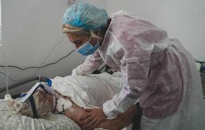 За оцінкою лікарів, 70% пацієнтів потрібні кисневі маски, 30% потрапляють на ШВЛ