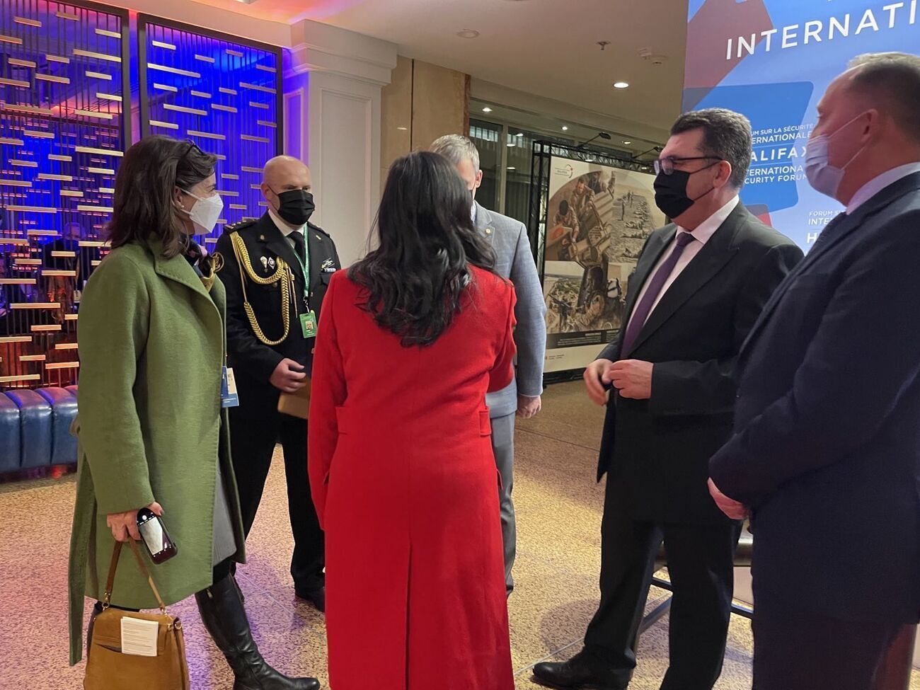 Украинские чиновники в рамках форума в Канаде встретились с канадским министром обороны