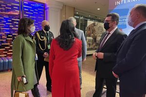 Украинские чиновники в рамках форума в Канаде встретились с канадским министром обороны