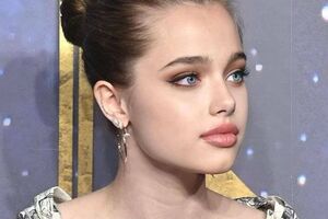 Ще два тижні тому Шайло позувала у сукні Dior, у якій раніше на публіці з'являлася її мати