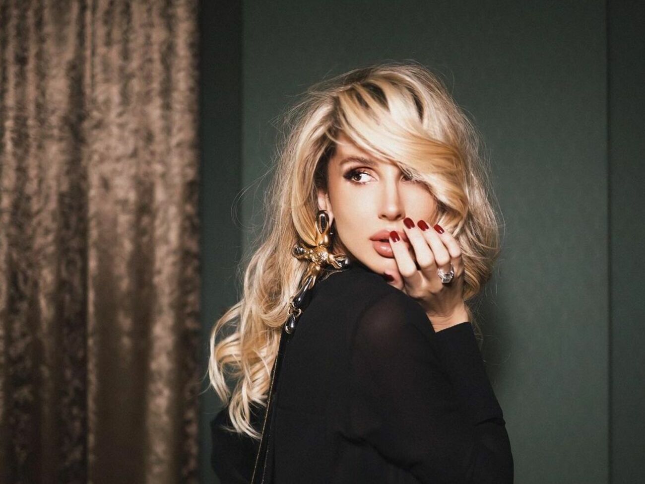 Подписчики активно отреагировали на фото 39-летней певицы, оставив в комментариях почти 400 комплиментов