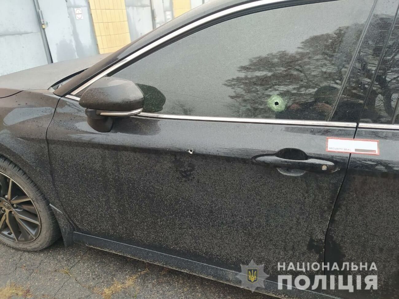 Слід від кулі залишився зокрема на склі з боку водія