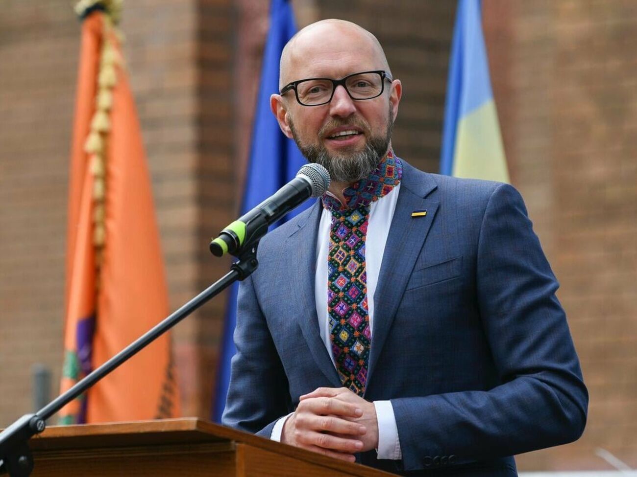 Яценюк: <span>Звучит много фамилий, кто мог быть "крысой". <span>Единственное лицо, за кого голосовал народ Украины и кто по закону отвечает за национальную безопасность и осуществляет общее руководство всей разведкой, – Владимир Зеленский