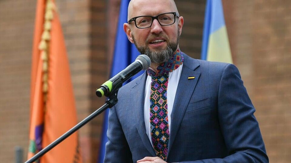 Яценюк: <span>Звучит много фамилий, кто мог быть "крысой". <span>Единственное лицо, за кого голосовал народ Украины и кто по закону отвечает за национальную безопасность и осуществляет общее руководство всей разведкой, – Владимир Зеленский