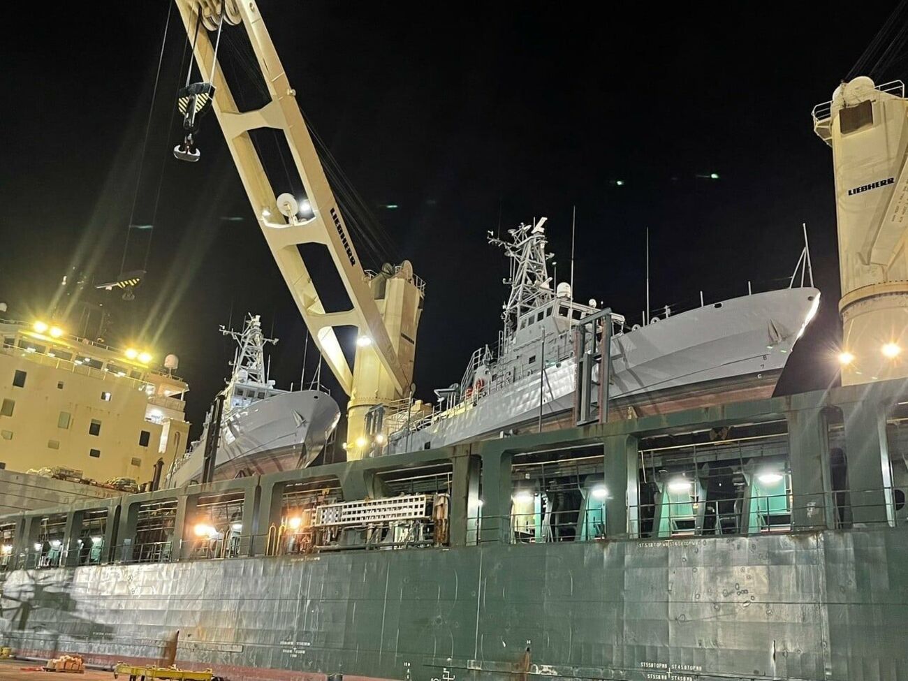 Корабль с катерами направляется в одесский порт