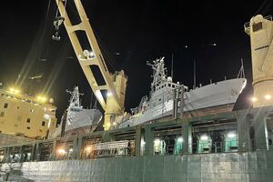 Корабель із катерами прямує до одеського порту