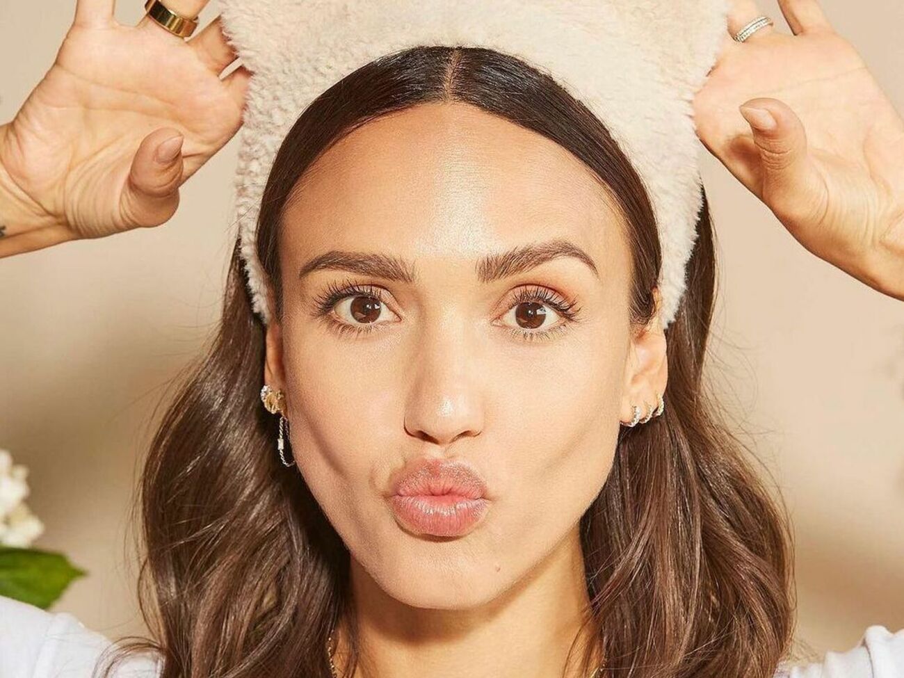 Подписчики активно отреагировали на публикацию Альбы и поставили под ней больше 395 тыс. лайков