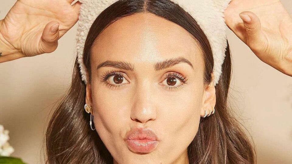 Подписчики активно отреагировали на публикацию Альбы и поставили под ней больше 395 тыс. лайков