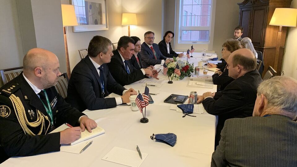 Данілов (третій зліва) провів зустріч із сенаторами США