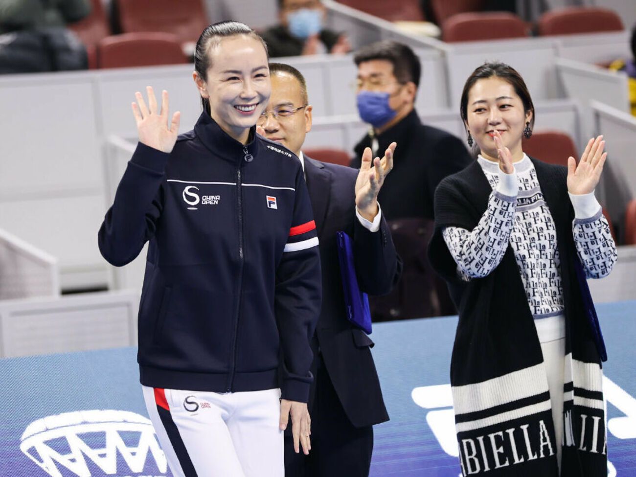 Бах пригласил Пэн Шуай (слева) на обед, она ответила согласием