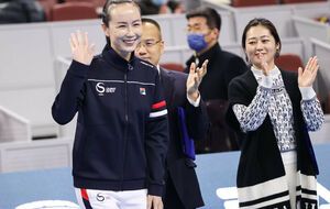 Бах пригласил Пэн Шуай (слева) на обед, она ответила согласием