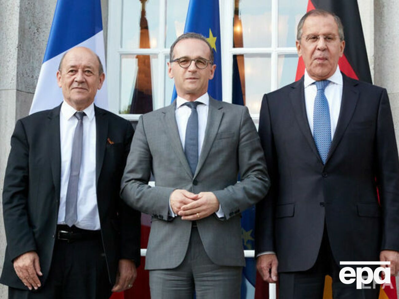 Ничего в том, что пишут Лаврову (справа) Ле Дриан (слева) и Маас (по центру), не ослабляет Украину, отметил Кулеба