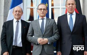 Нічого в тому, що пишуть Лаврову (праворуч) Ле Дріан (ліворуч) та Маас (у центрі) не ослаблює України, зазначив Кулеба