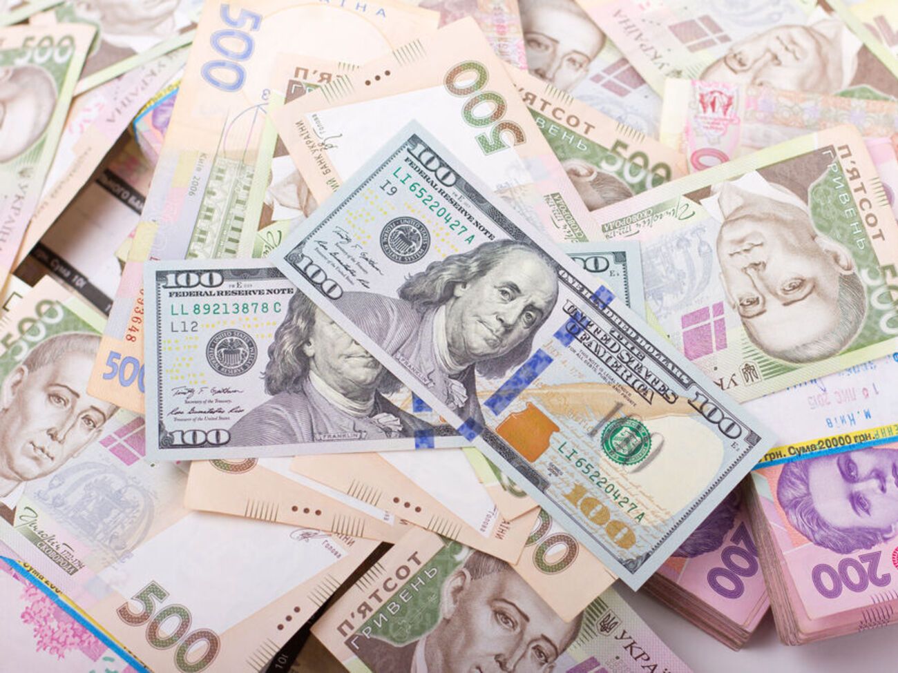 Курс гривны к доллару упал на 13 копеек &ndash; с 26,44 грн/$ до 26,57 грн/$
