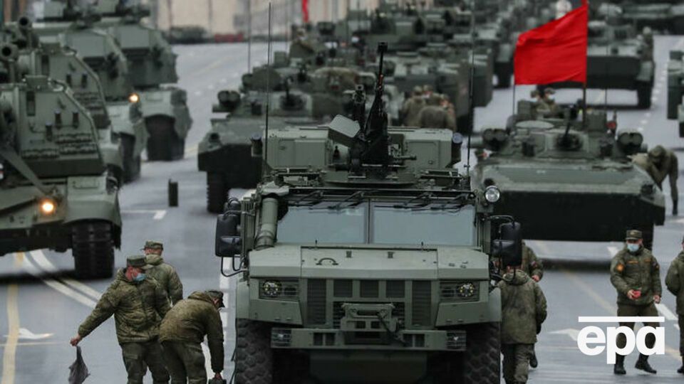 За даними американської розвідки, у ймовірному вторгненні Росії можуть брати участь до 100 тис. солдатів, пише Bloomberg