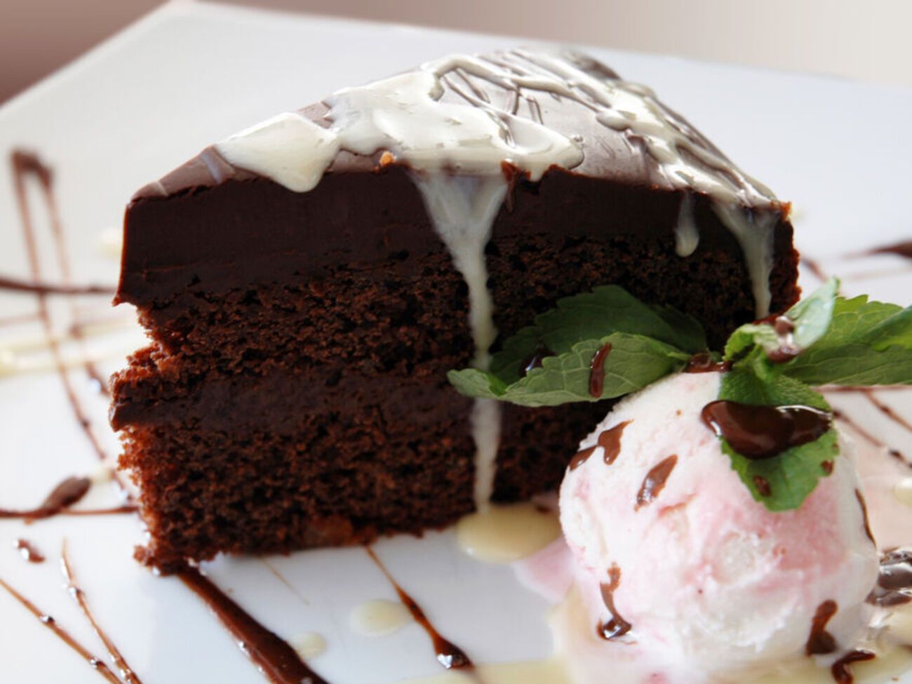 Брауни нужно подавать с шариком мороженого