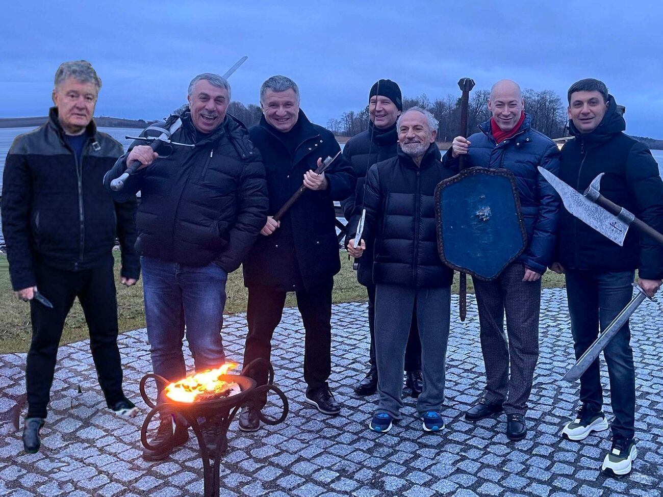 Соцсеть реагирует на совместное фото мемами