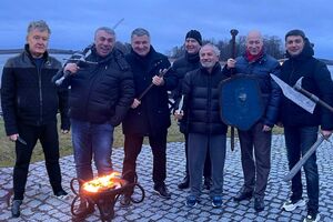 Соцмережа реагує на спільне фото мемами