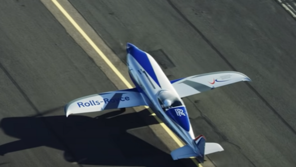 В самолете установлен электродвигатель мощностью 400 кВт