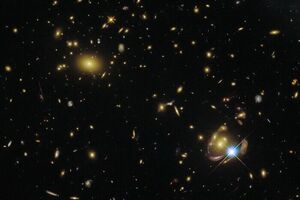 Многократное появление галактики SGAS 0033+02 стало возможным благодаря гравитационному линзированию