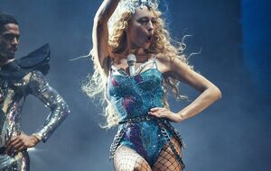 Полякова является звездным детективом в шоу "Маска" на канале "Украина"