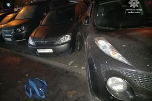 Водитель протаранил сразу три припаркованных автомобиля и попытался сбежать, заявили в полиции