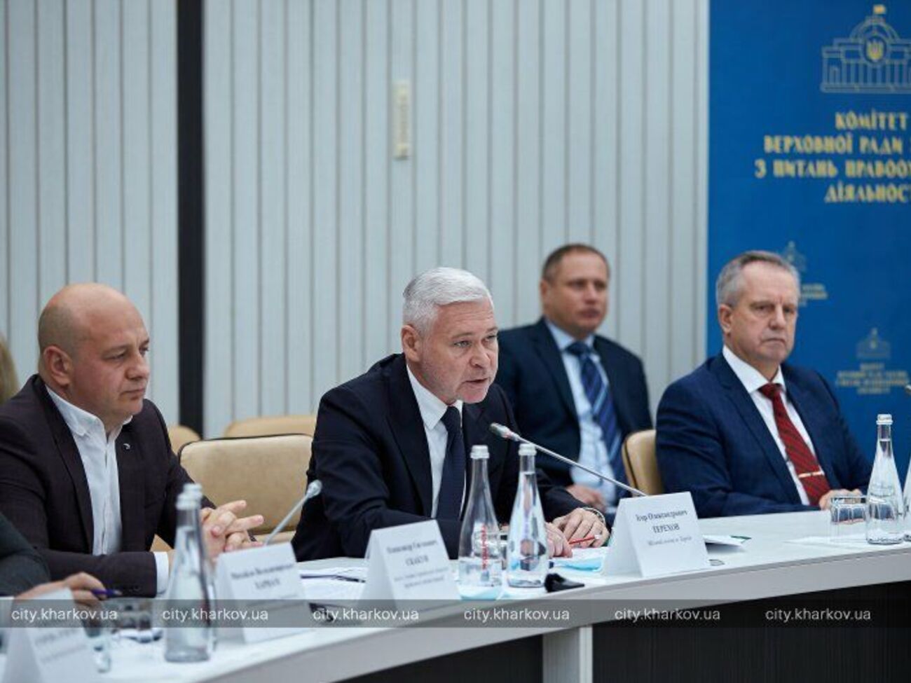 Терехов (у центрі) закликав скерувати до Харкова поліцейських з інших міст, оскільки місцеві "знають номери і не зупиняють"