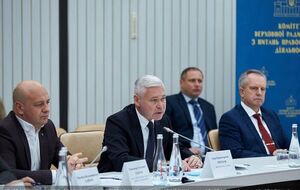 Терехов (у центрі) закликав скерувати до Харкова поліцейських з інших міст, оскільки місцеві "знають номери і не зупиняють"