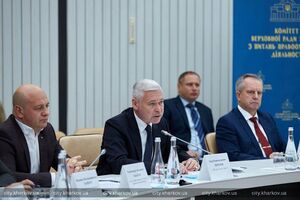 Терехов (у центрі) закликав скерувати до Харкова поліцейських з інших міст, оскільки місцеві "знають номери і не зупиняють"