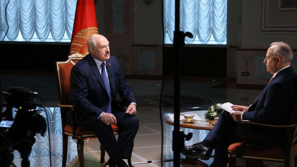 Лукашенко (ліворуч) під час інтерв'ю з Розенбергом (праворуч) зазначив, що Навальний – не опозиціонер для Путіна