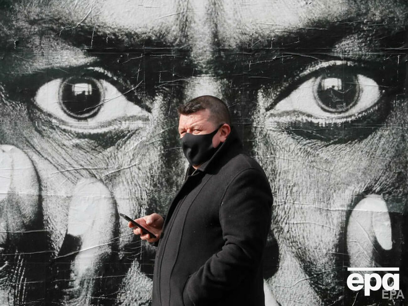 В Украине от коронавируса хотя бы одной дозой привито менее половины взрослого населения