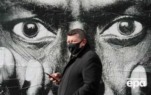 В Украине от коронавируса хотя бы одной дозой привито менее половины взрослого населения